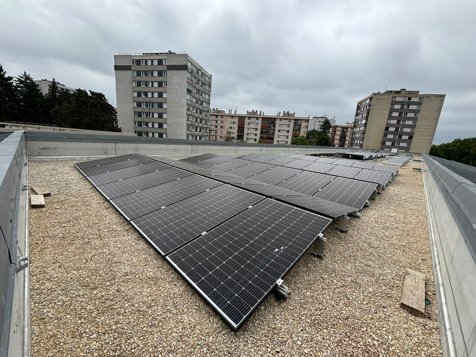 Site équipé de stockage d’énergie et de bornes de recharge